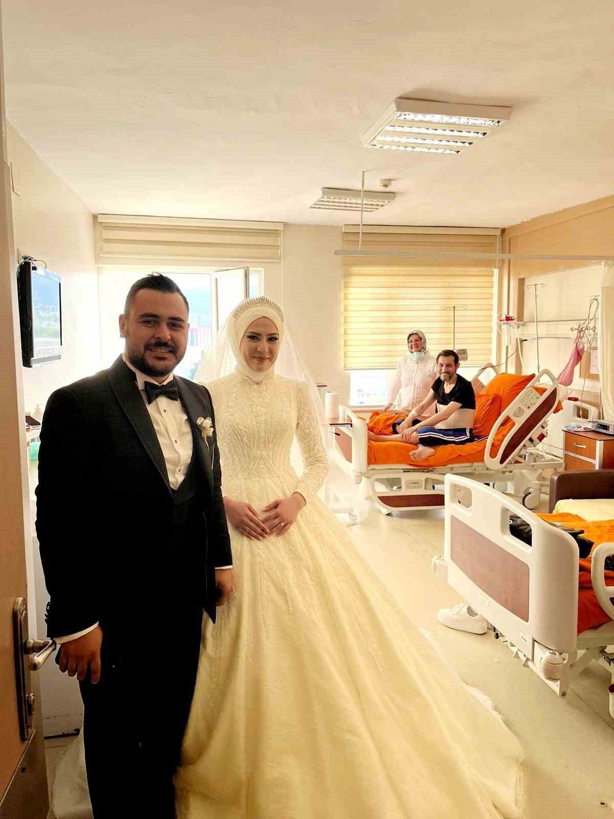 Gelinin vefası: Karaciğer nakli olan dayısını gelinliğiyle hastanede ziyaret etti