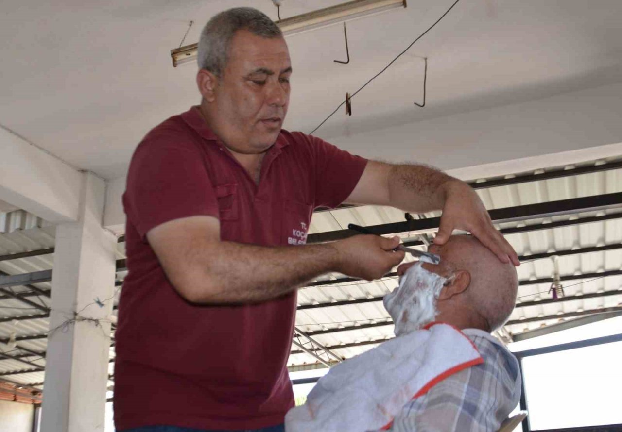 Koçarlı Belediyesi Bayram öncesi berber hizmetine devam ediyor