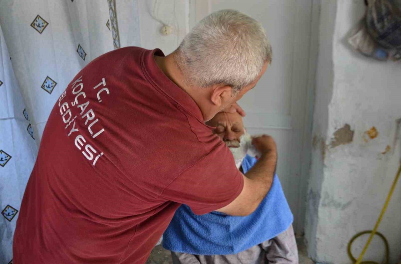 Koçarlı Belediyesi Bayram öncesi berber hizmetine devam ediyor