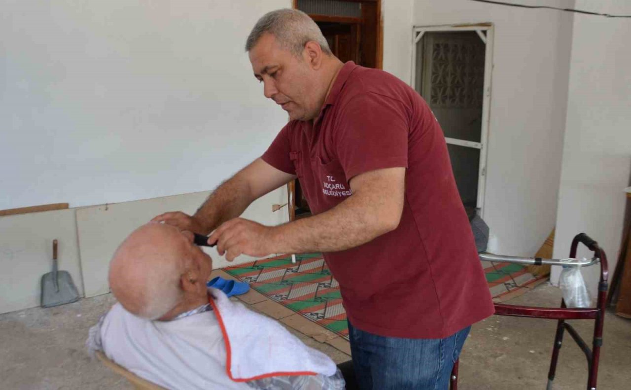 Koçarlı Belediyesi Bayram öncesi berber hizmetine devam ediyor