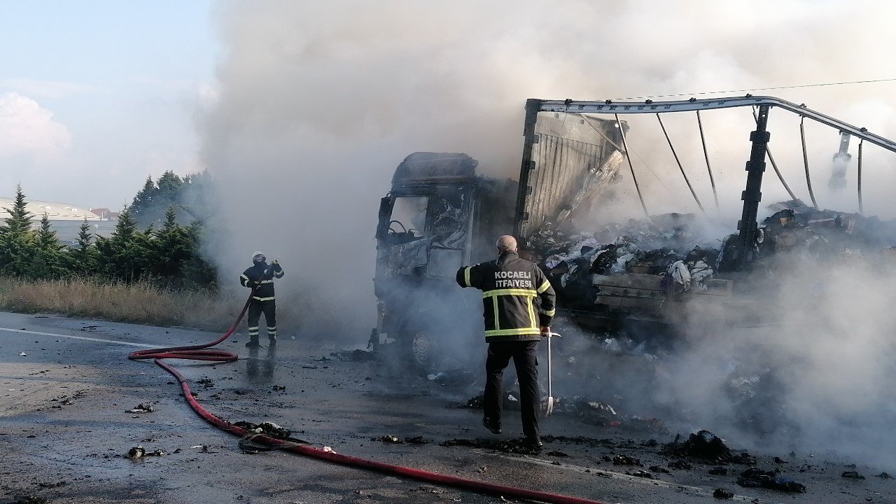 TEM’de tır alev alev yandı: O anlar kamerada