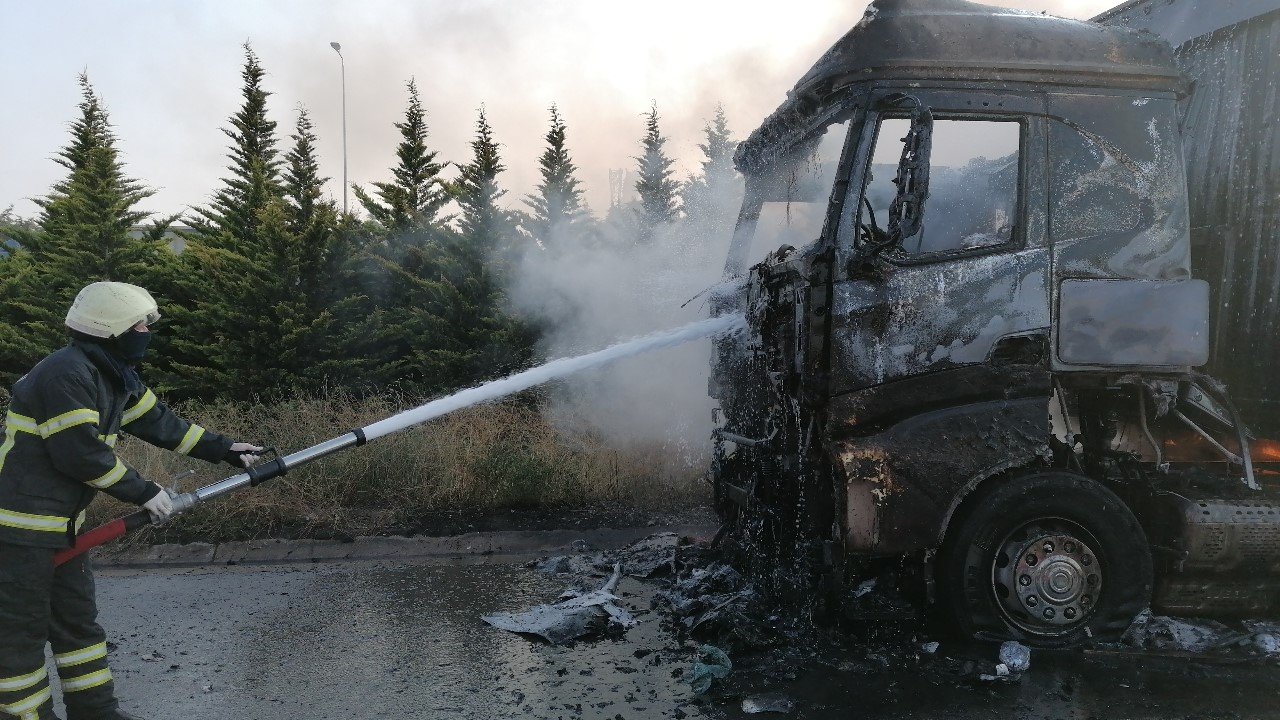 TEM’de tır alev alev yandı: O anlar kamerada