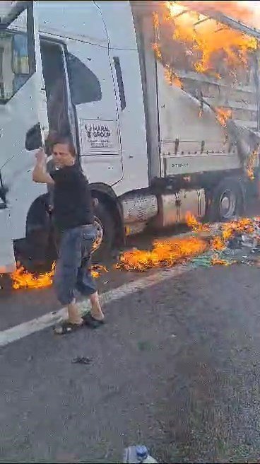 TEM’de tır alev alev yandı: O anlar kamerada