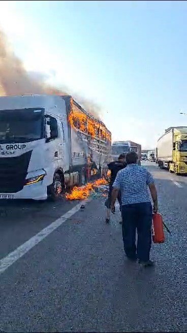 TEM’de tır alev alev yandı: O anlar kamerada