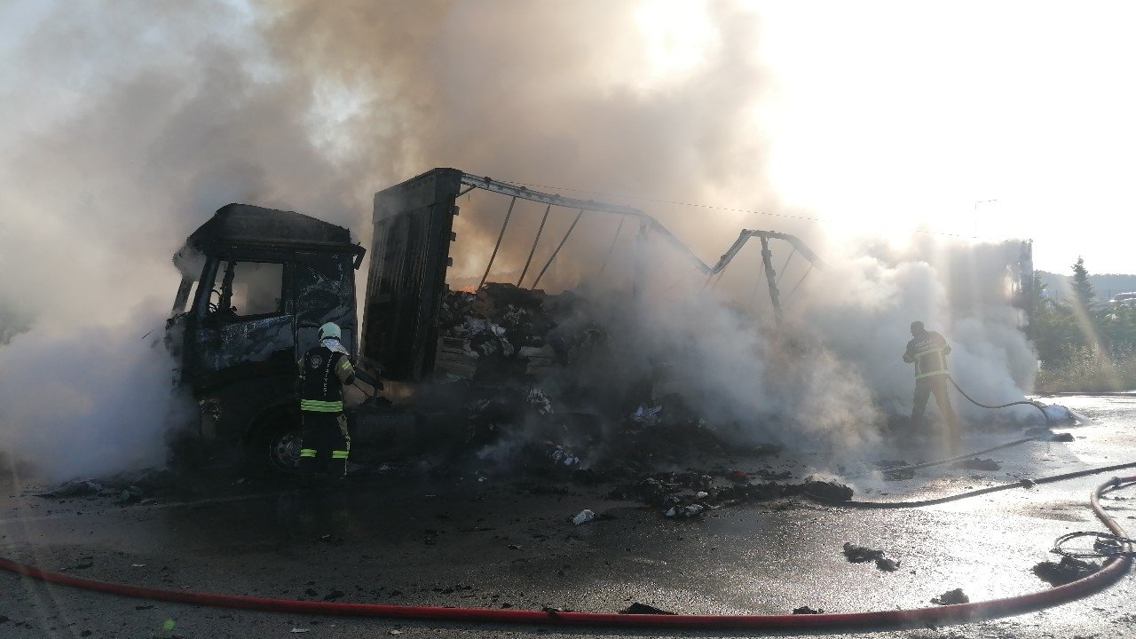 TEM’de tır alev alev yandı: O anlar kamerada