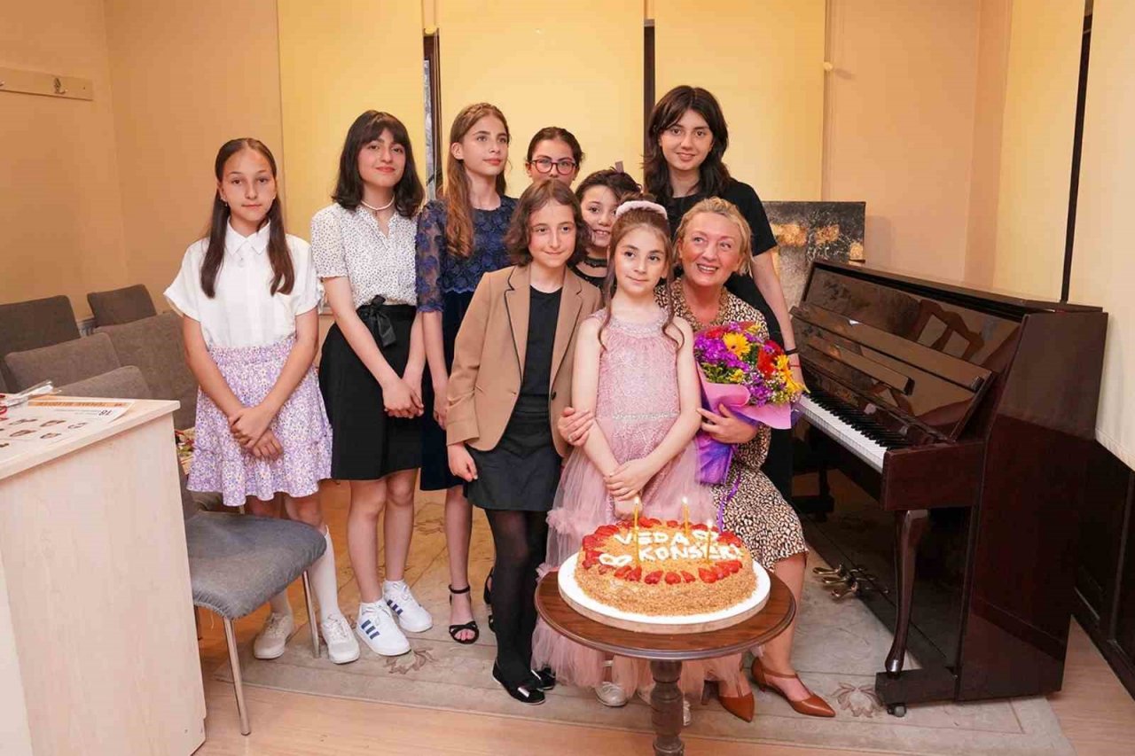 ’Piyanoya İlk Adım’ eğitimine katılan öğrencilerin yıl sonu konseri