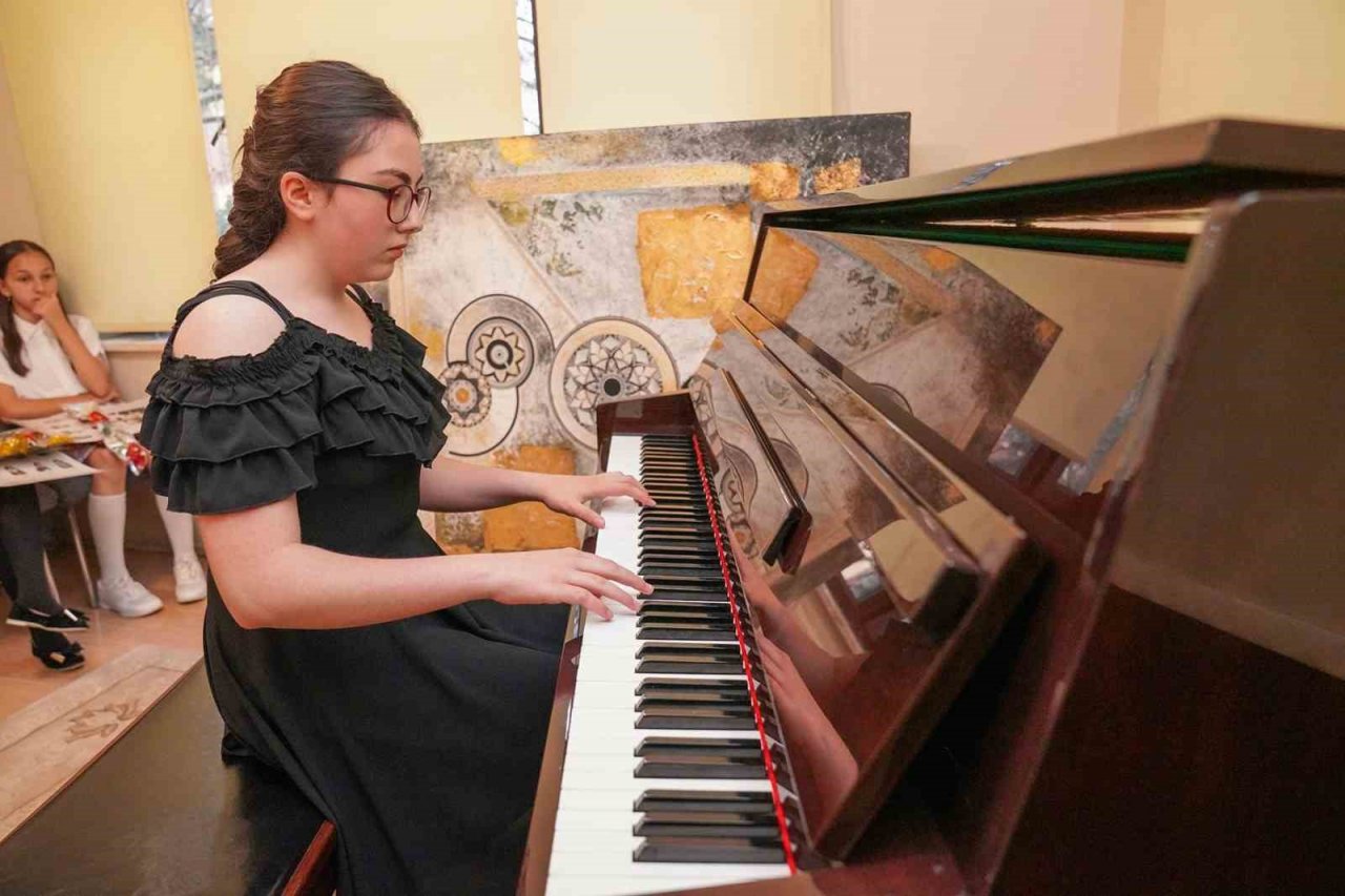 ’Piyanoya İlk Adım’ eğitimine katılan öğrencilerin yıl sonu konseri