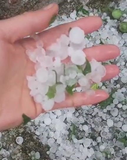 20 dakika boyunca yağan dolu sonrası cadde ve sokaklar beyaza büründü