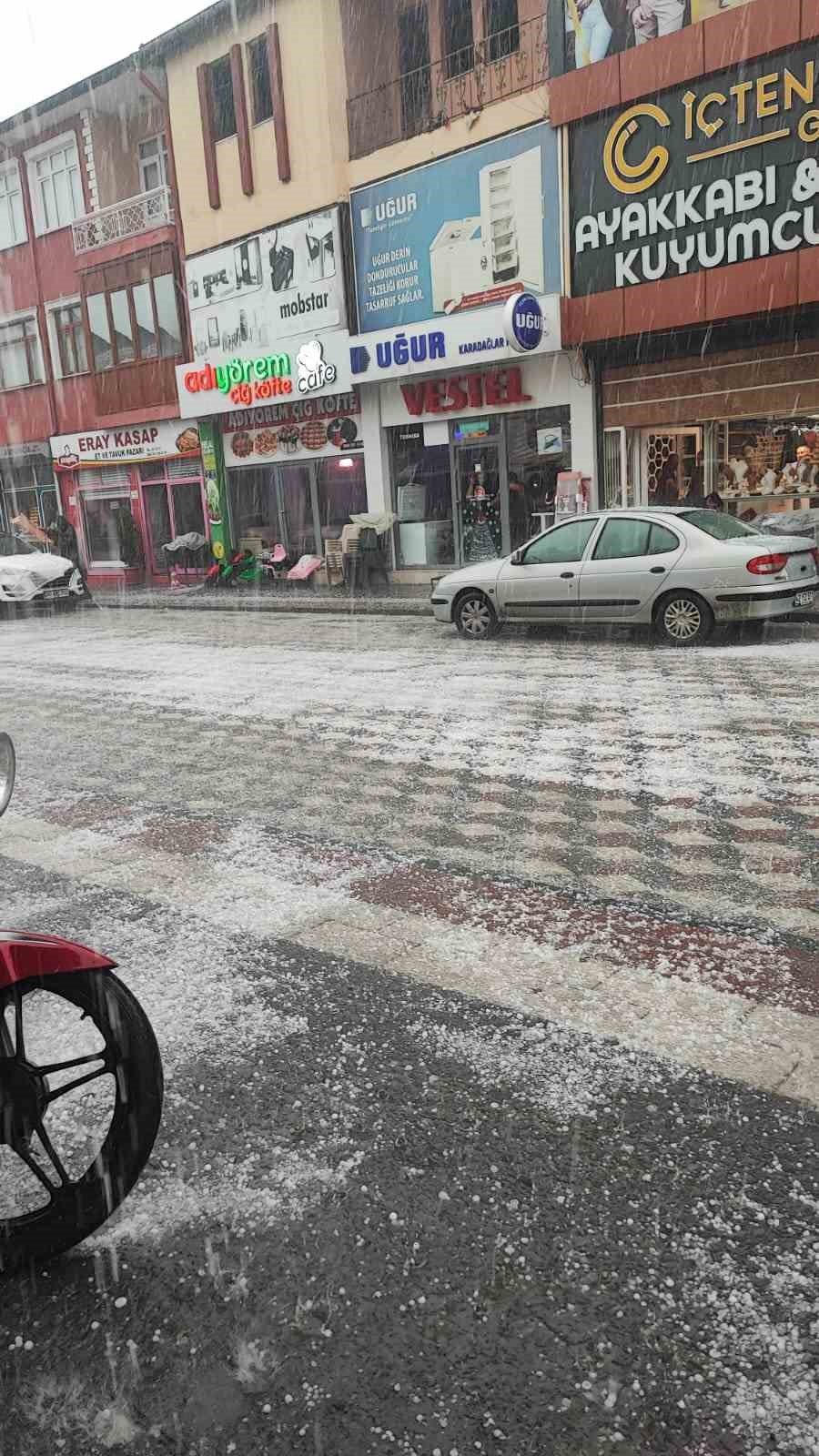 20 dakika boyunca yağan dolu sonrası cadde ve sokaklar beyaza büründü