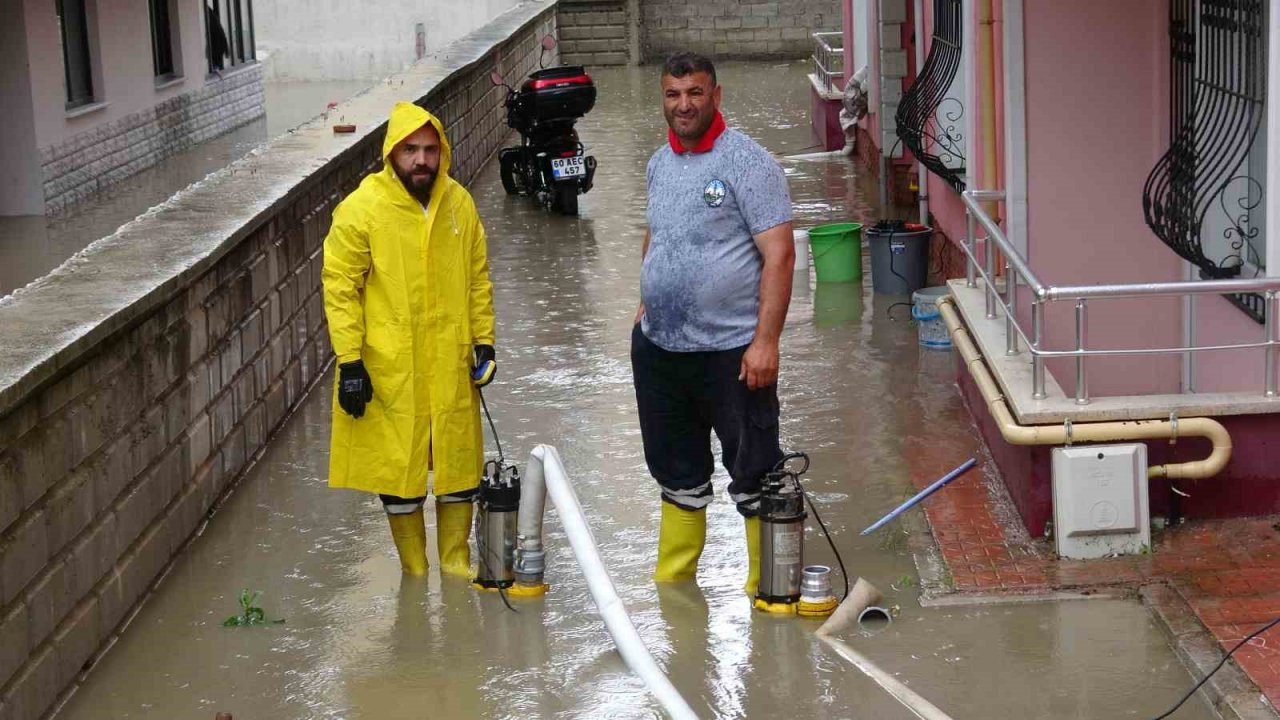 Tokat’ta sağanak hayatı felç etti, 27 iş yeri ve evleri su bastı