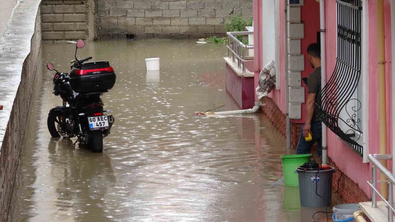 Tokat’ta sağanak hayatı felç etti, 27 iş yeri ve evleri su bastı