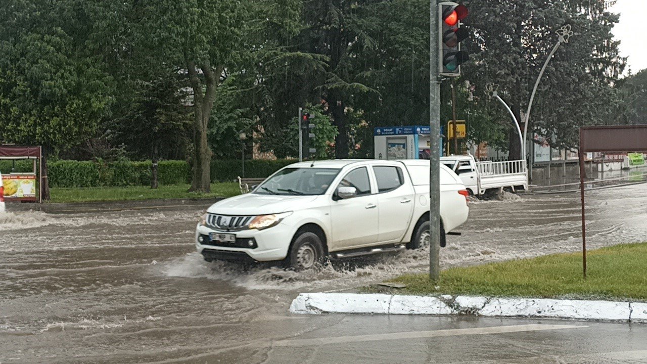 Tokat’ta sağanak hayatı felç etti, 27 iş yeri ve evleri su bastı