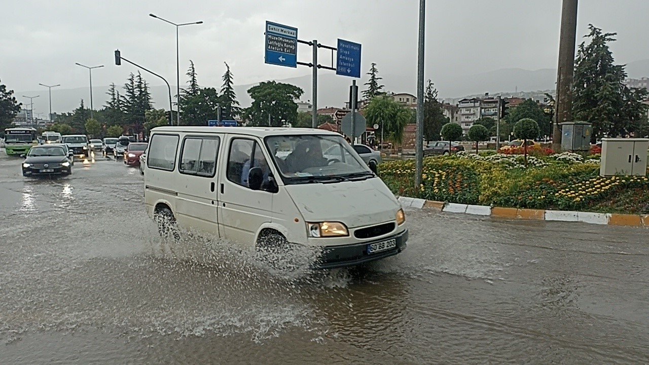 Tokat’ta sağanak hayatı felç etti, 27 iş yeri ve evleri su bastı