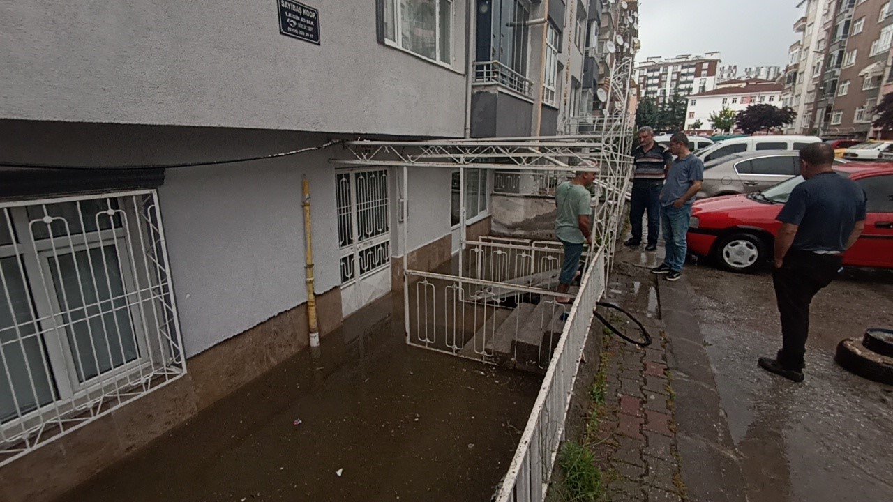 Tokat’ta sağanak hayatı felç etti, 27 iş yeri ve evleri su bastı