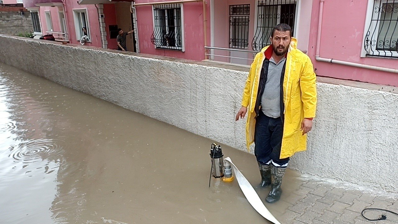 Tokat’ta sağanak hayatı felç etti, 27 iş yeri ve evleri su bastı