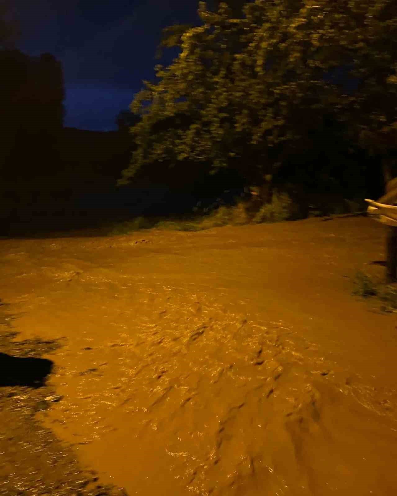 Yağmurdan etkilenen bölgelerde çalışmalar sürüyor