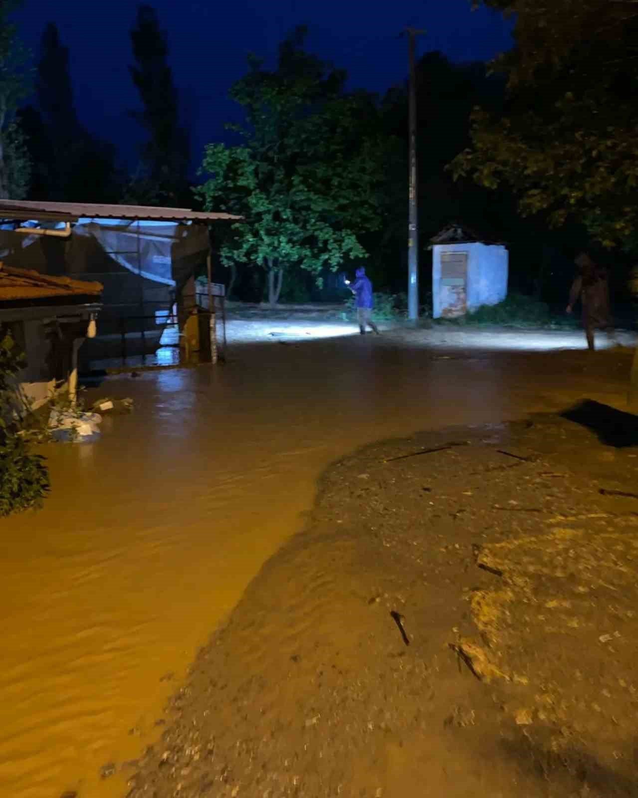 Yağmurdan etkilenen bölgelerde çalışmalar sürüyor