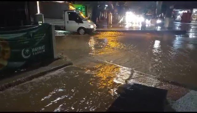 Uşak’ta çay taştı, kenti sel vurdu