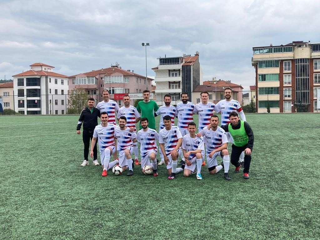 Yeniköyspor şampiyonluğa göz kırptı