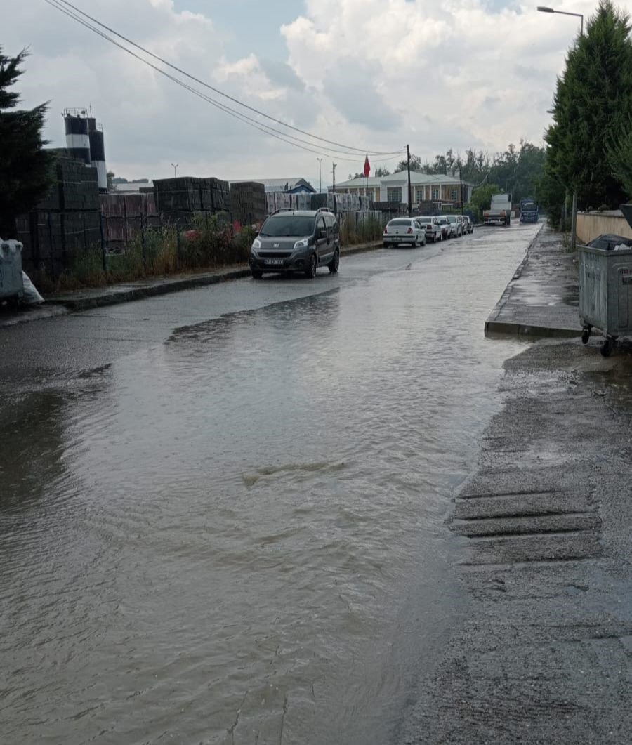 Sağanak yağmur yolları göle çevirdi