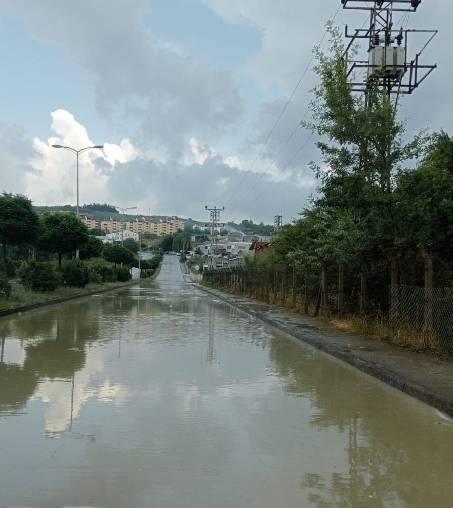 Sağanak yağmur yolları göle çevirdi
