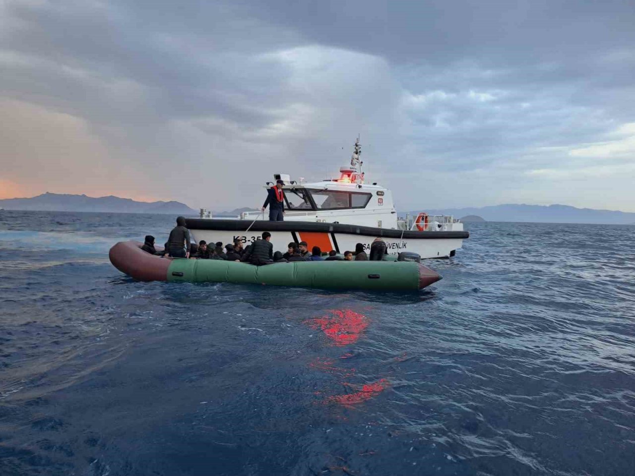 19 düzensiz göçmen kurtarıldı, 27’si yakalandı