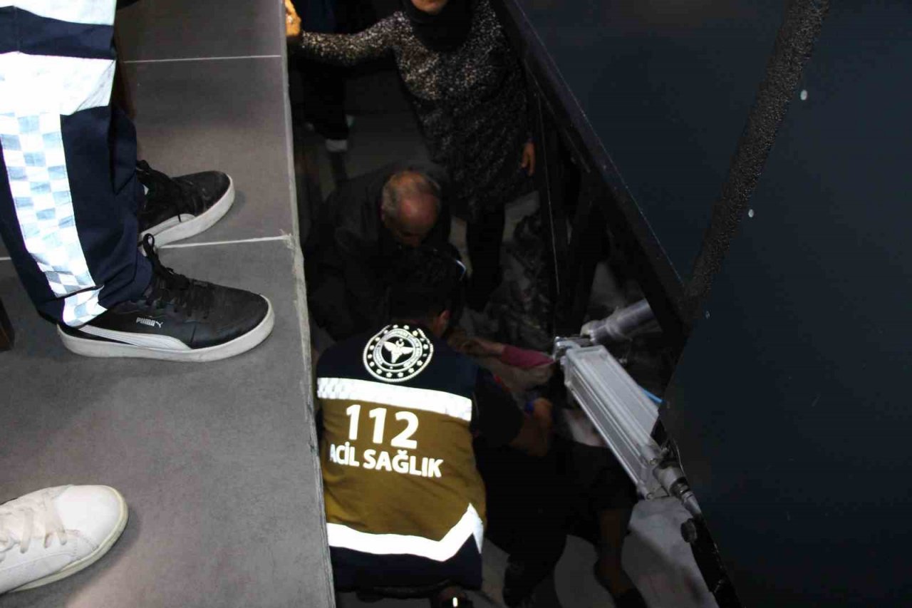 Düşerek yaralanan kadına ilk yardım doktor başkandan