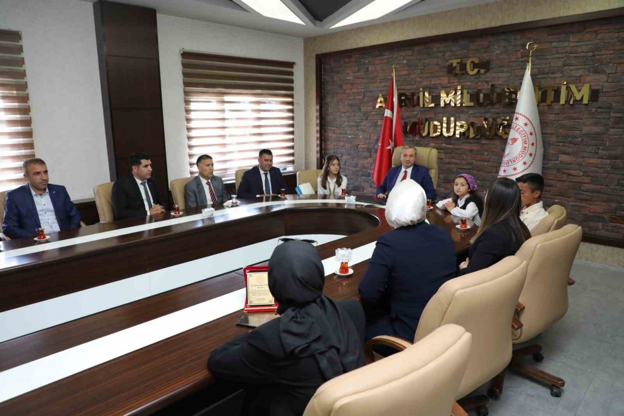 Ağrı Milli Eğitim Müdürü Kökrek, TÜBİTAK şampiyonu olan YBO öğrencilerini ağırladı