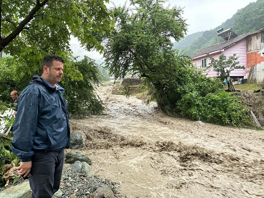 4 mahalleye ulaşım sağlayan geçici köprü sular altında kaldı