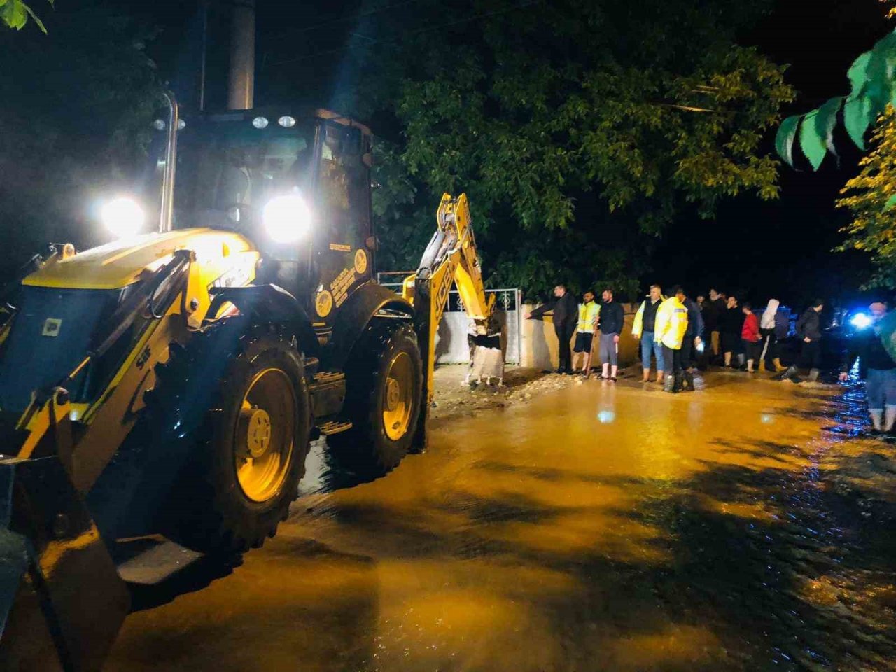 4 mahalleye ulaşım sağlayan geçici köprü sular altında kaldı