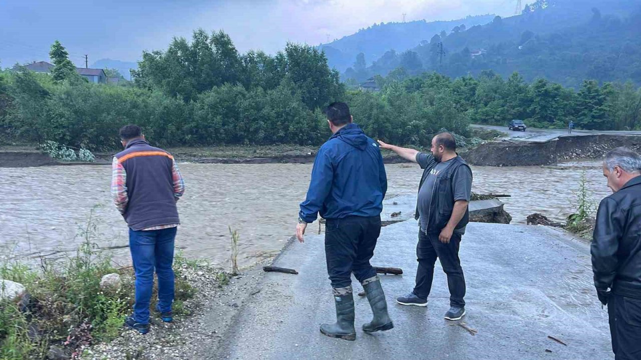 4 mahalleye ulaşım sağlayan geçici köprü sular altında kaldı