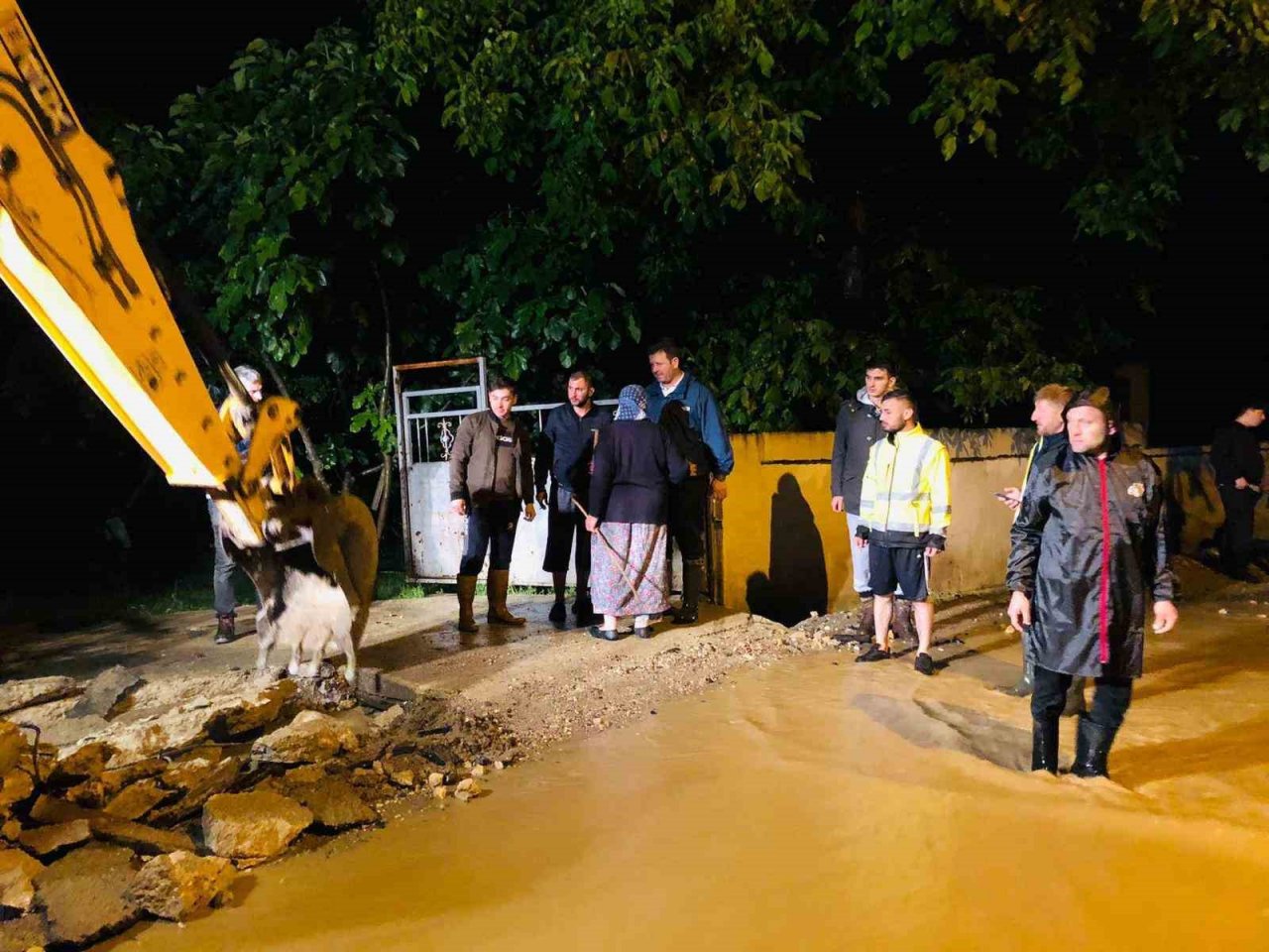 4 mahalleye ulaşım sağlayan geçici köprü sular altında kaldı