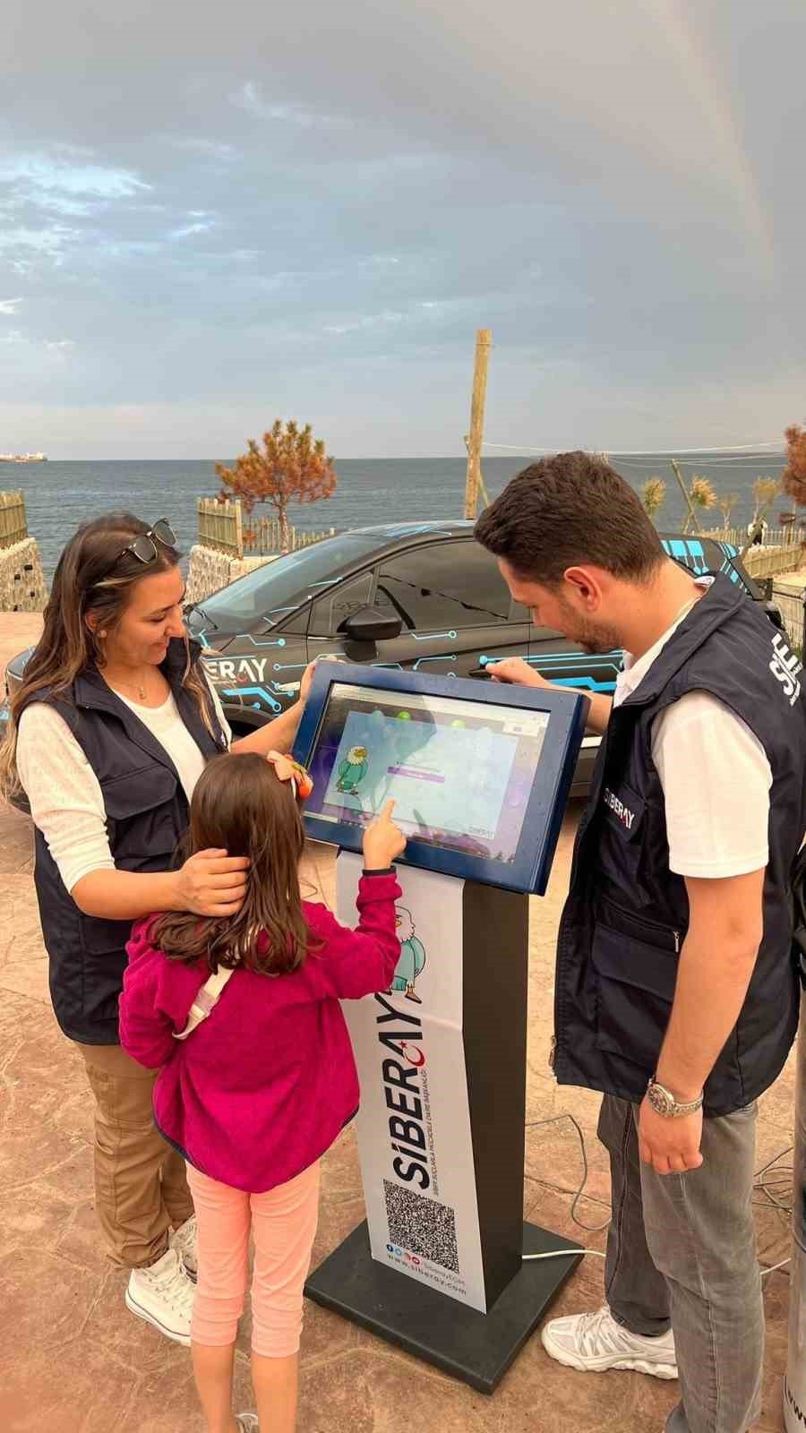 Siber zorbalığa karşı çalışmalar sokaklarda da sürüyor