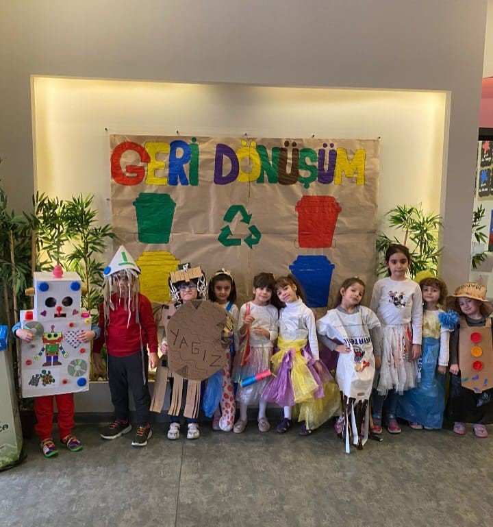 Geri dönüşüm malzemelerinden defile