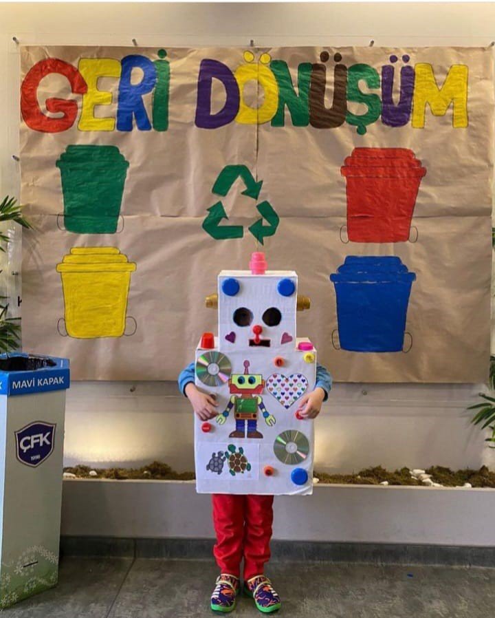 Geri dönüşüm malzemelerinden defile