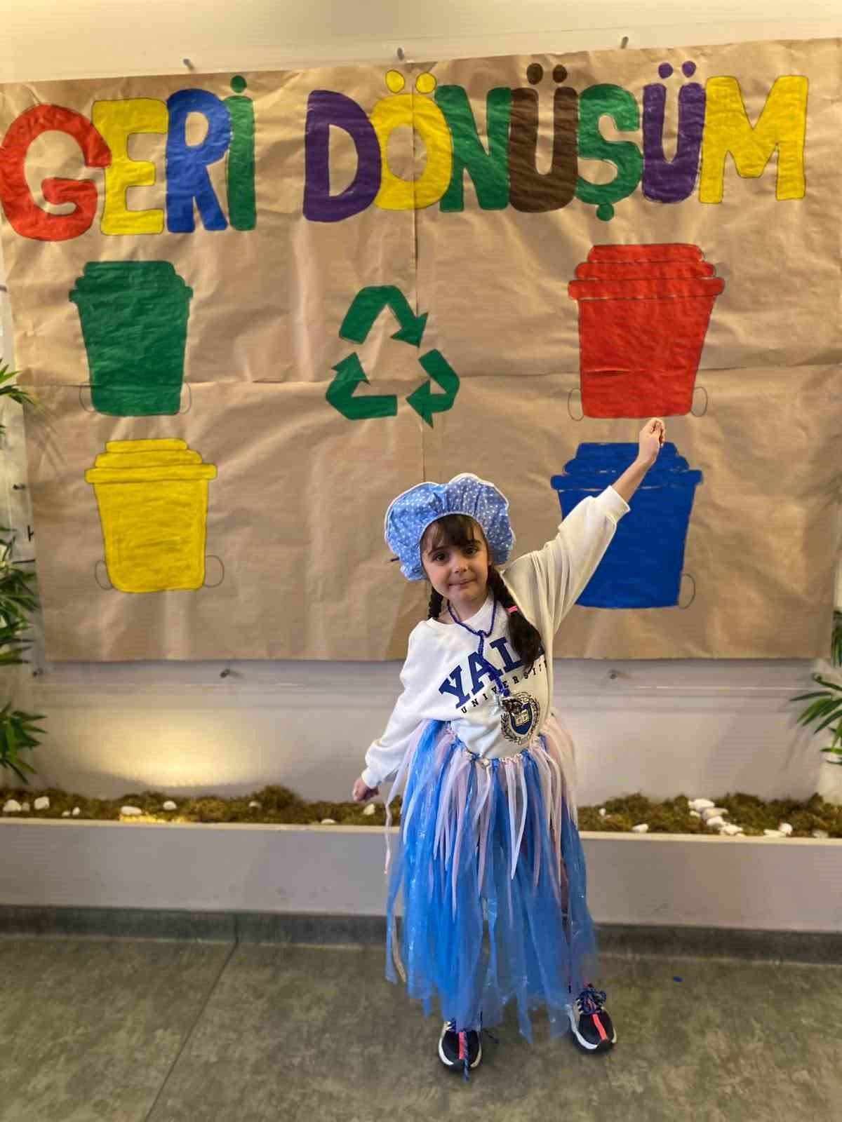 Geri dönüşüm malzemelerinden defile