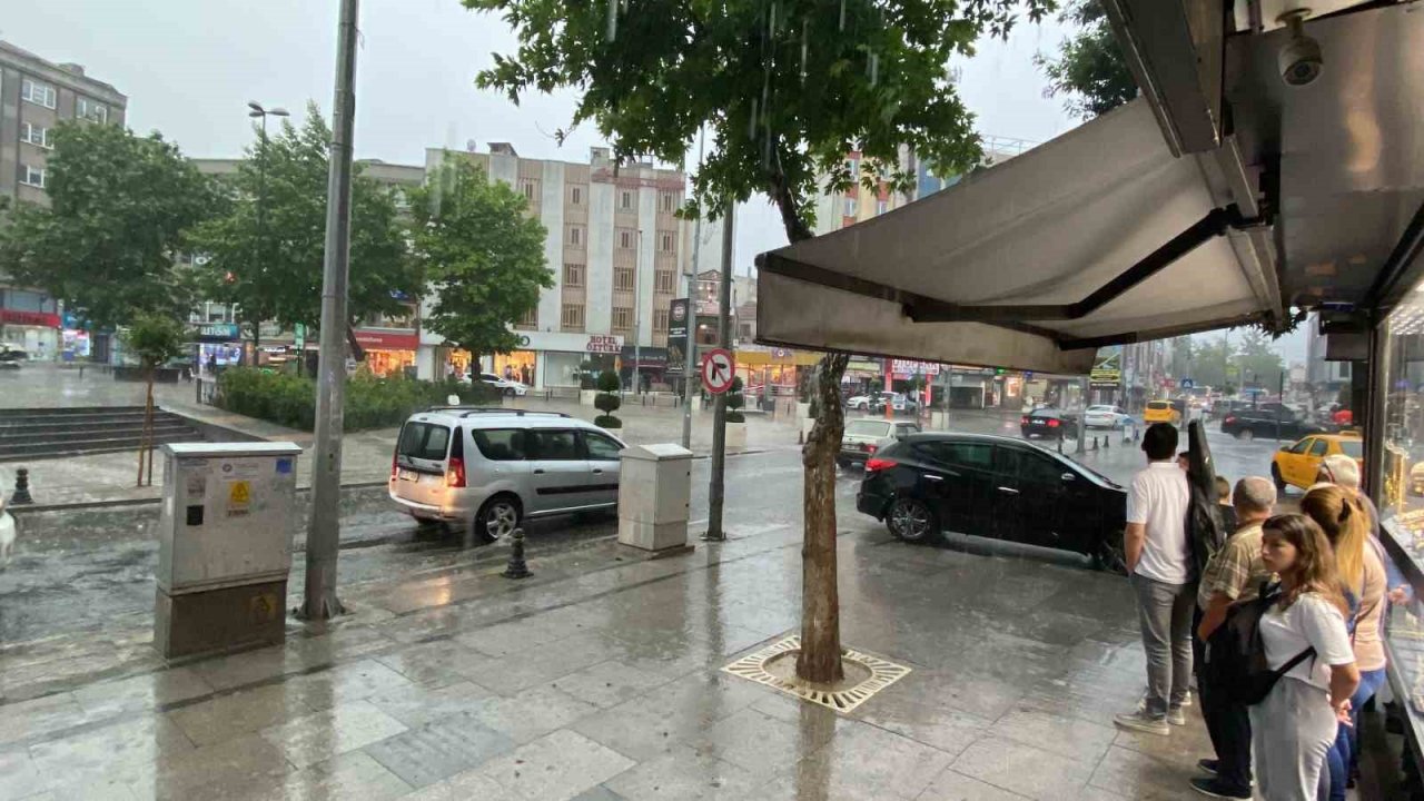 Aniden bastıran yağmur 10 dakikada yolları göle çevirdi