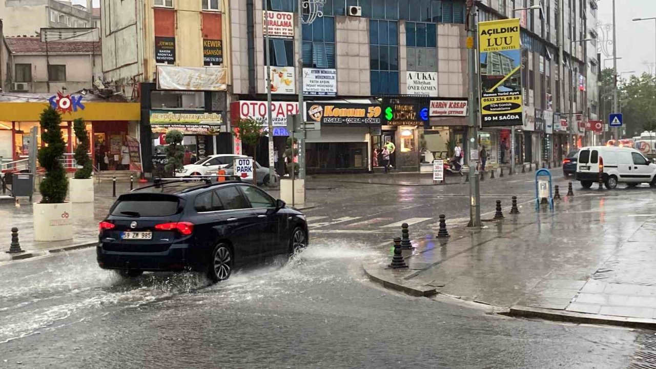 Aniden bastıran yağmur 10 dakikada yolları göle çevirdi