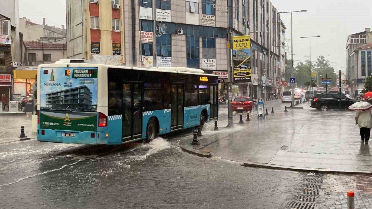 Aniden bastıran yağmur 10 dakikada yolları göle çevirdi