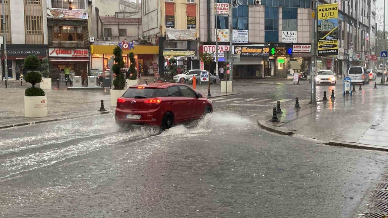 Aniden bastıran yağmur 10 dakikada yolları göle çevirdi