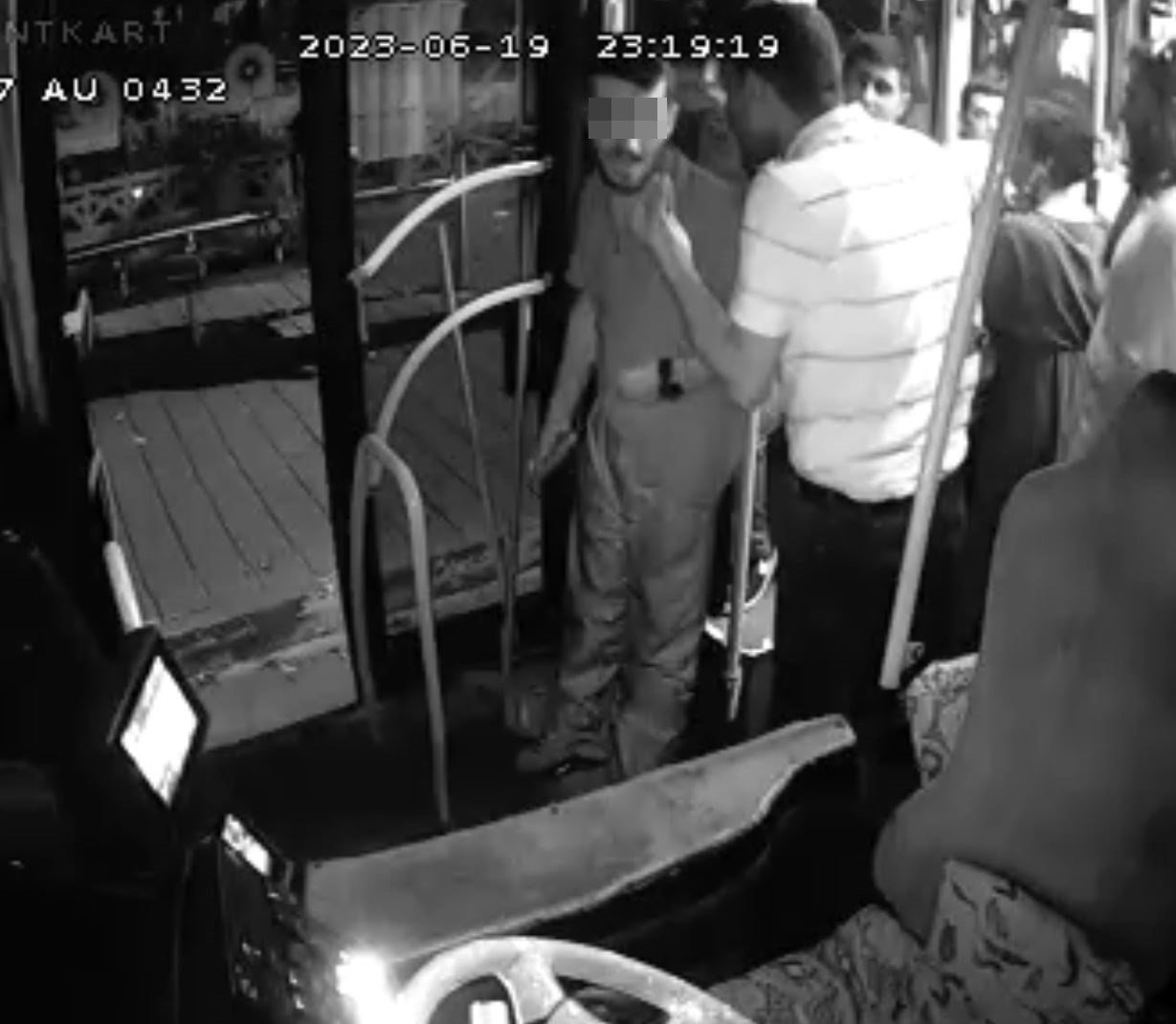 Halk otobüsünde dehşet dakikaları: Ekmek bıçağıyla şoföre saldırdı