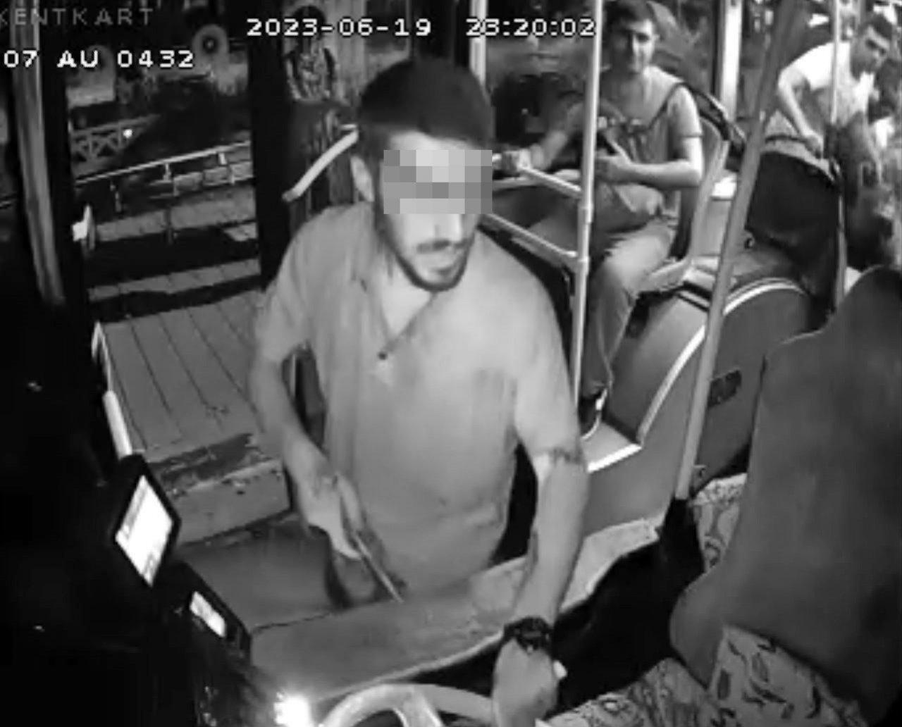 Halk otobüsünde dehşet dakikaları: Ekmek bıçağıyla şoföre saldırdı