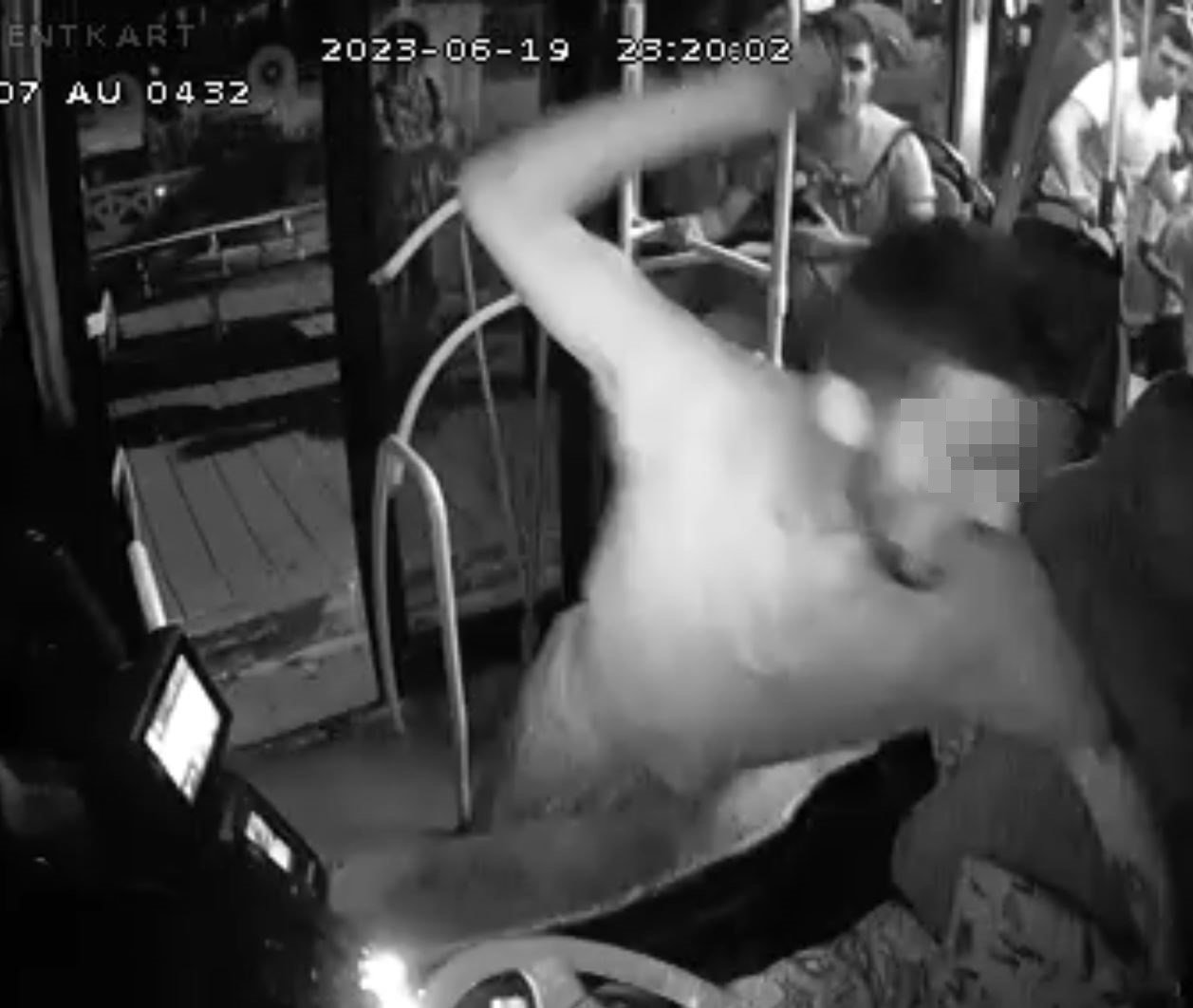 Halk otobüsünde dehşet dakikaları: Ekmek bıçağıyla şoföre saldırdı