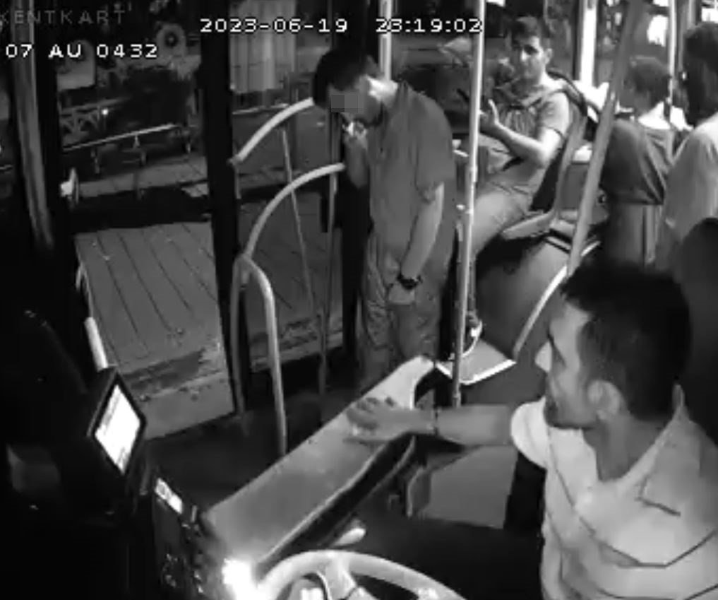 Halk otobüsünde dehşet dakikaları: Ekmek bıçağıyla şoföre saldırdı