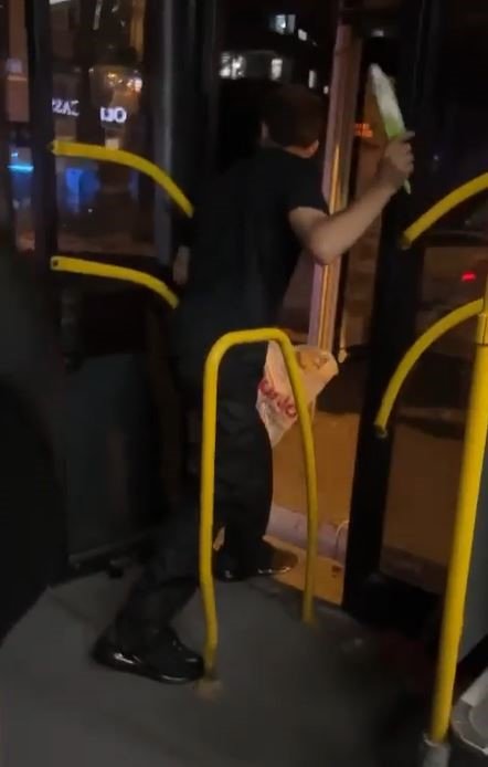Halk otobüsünde dehşet dakikaları: Ekmek bıçağıyla şoföre saldırdı