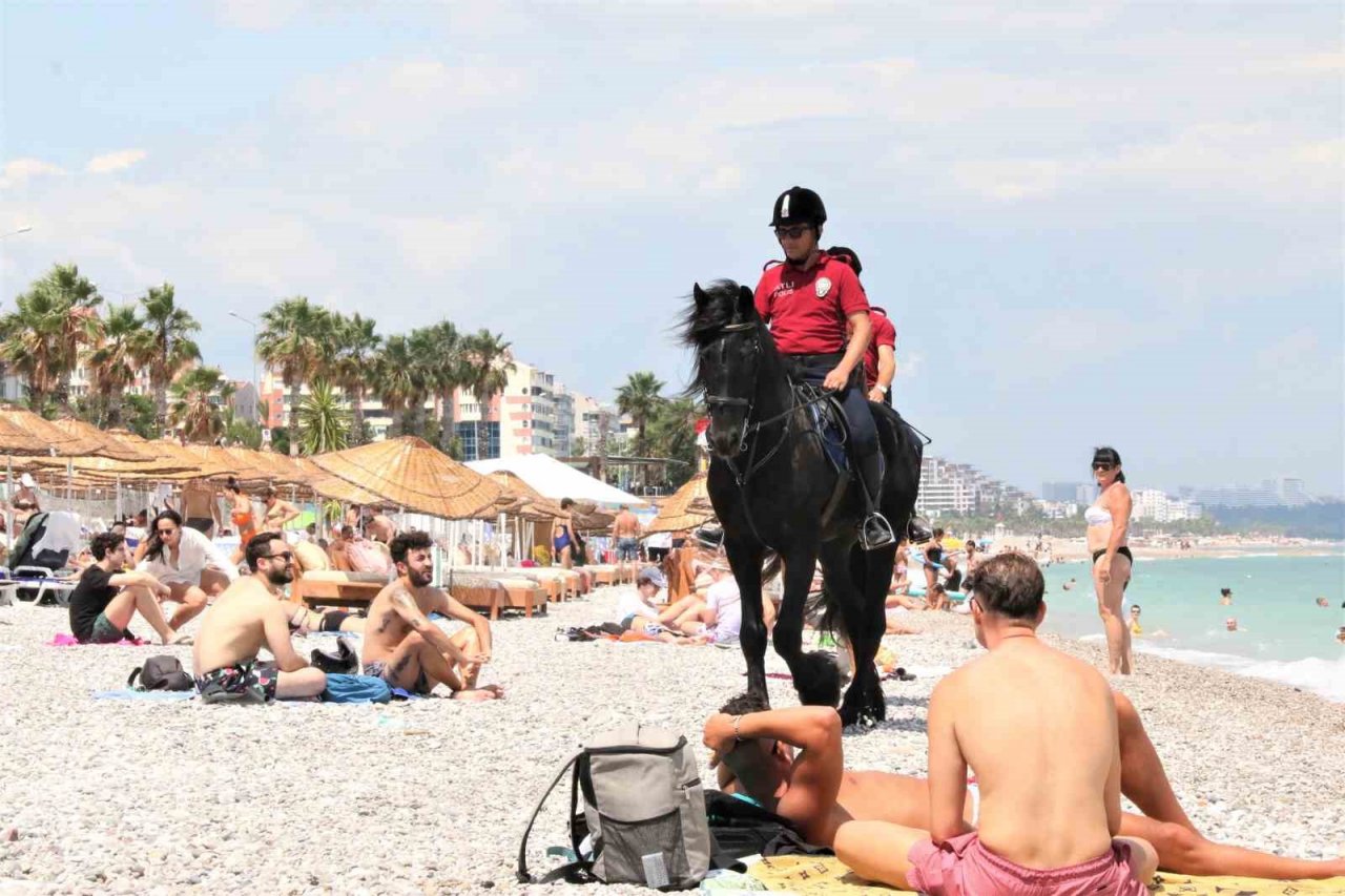 Konyaaltı sahilinin güvenliği Börü ve Winner’e emanet