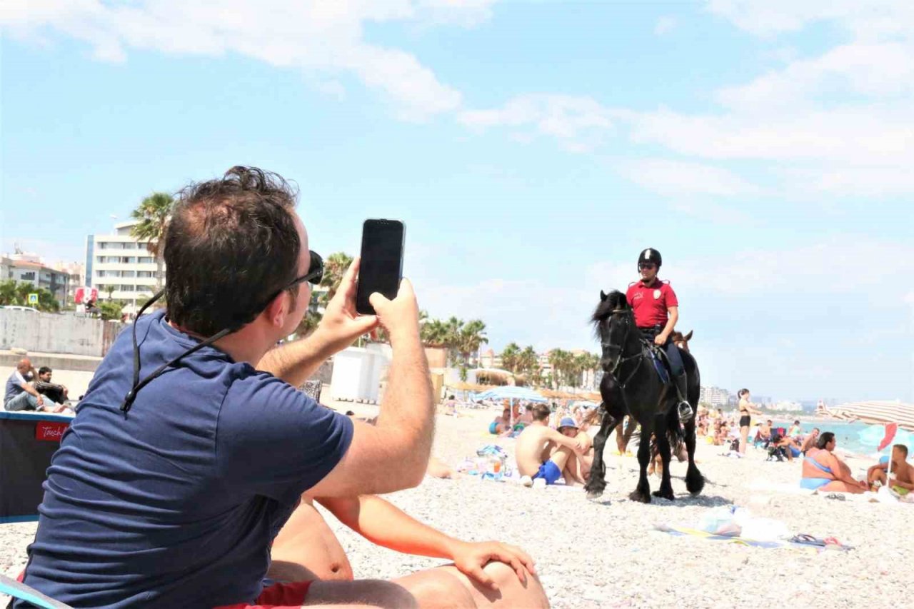 Konyaaltı sahilinin güvenliği Börü ve Winner’e emanet