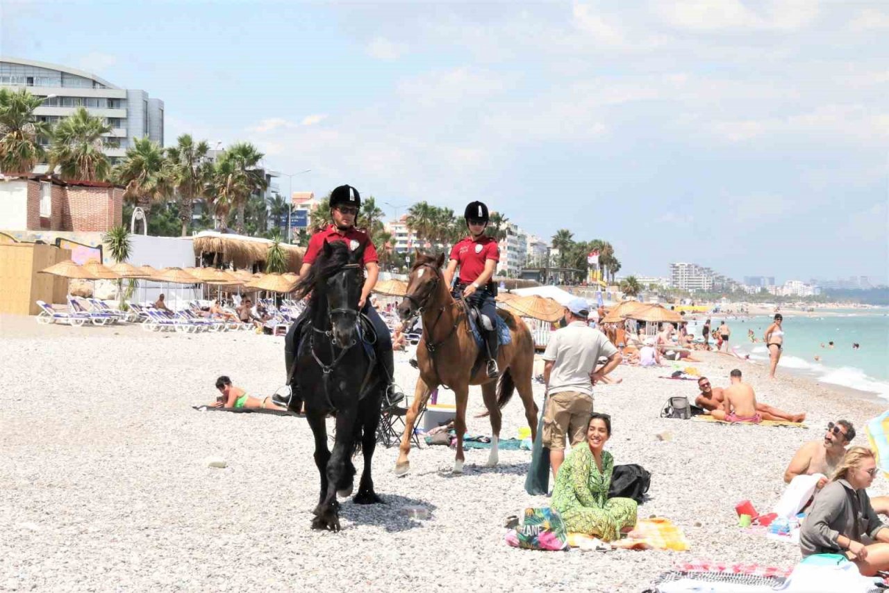 Konyaaltı sahilinin güvenliği Börü ve Winner’e emanet