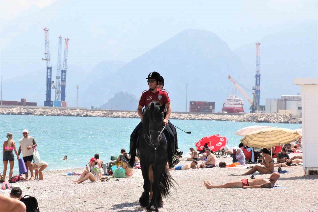 Konyaaltı sahilinin güvenliği Börü ve Winner’e emanet