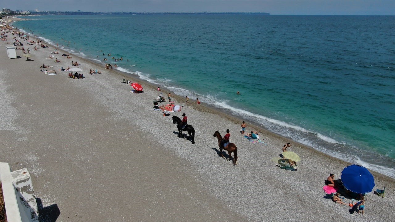 Konyaaltı sahilinin güvenliği Börü ve Winner’e emanet